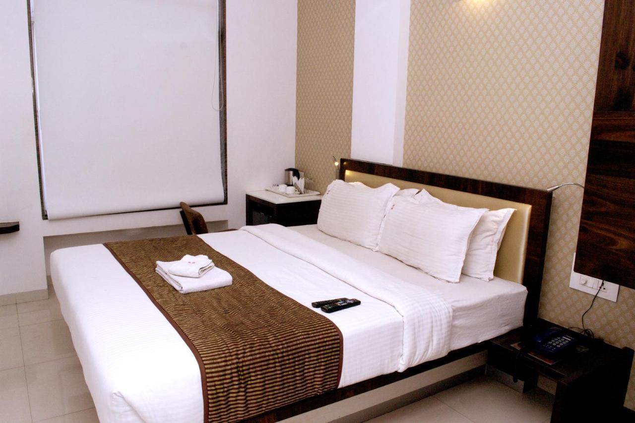 Hotel Sri Sri Executive, Колхапур Экстерьер фото