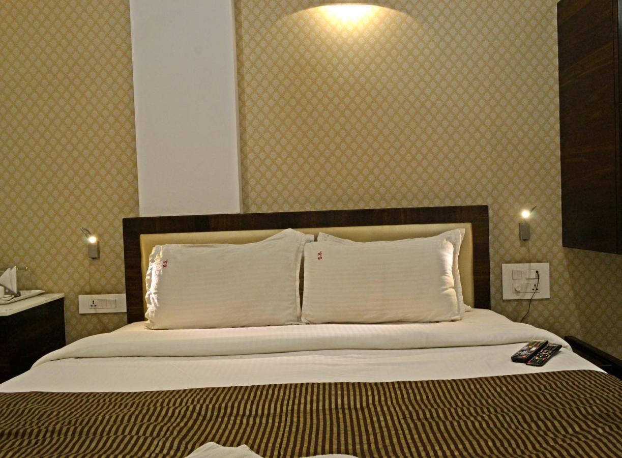 Hotel Sri Sri Executive, Колхапур Экстерьер фото