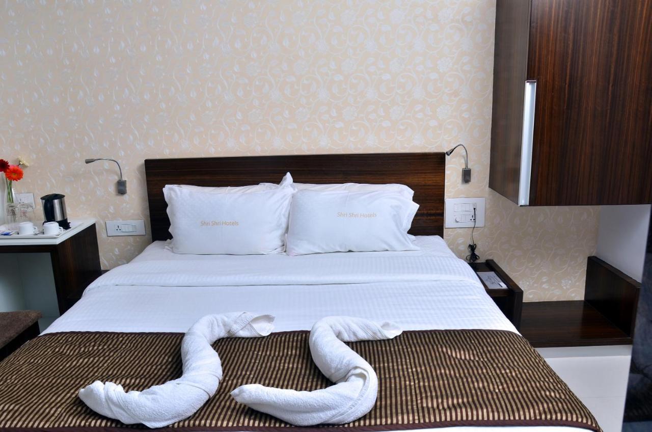 Hotel Sri Sri Executive, Колхапур Экстерьер фото